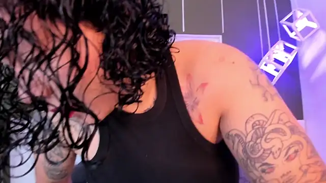 Snapshot of Alexxxholy chatting on 02.18.25 Alexxxholy online show from 02.18.25