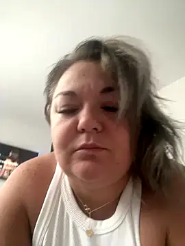 Snapshot of MikyVesela chatting on 10.15.25 MikyVesela online show from 10.15.25