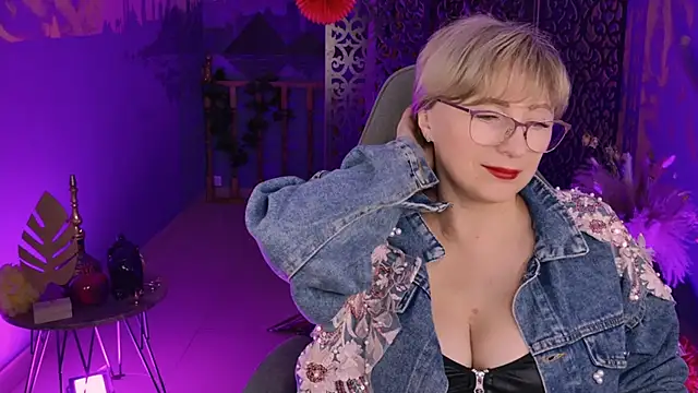 Snapshot of sugar_vivien chatting on 12.15.24 sugar vivien online show from 12.15.24