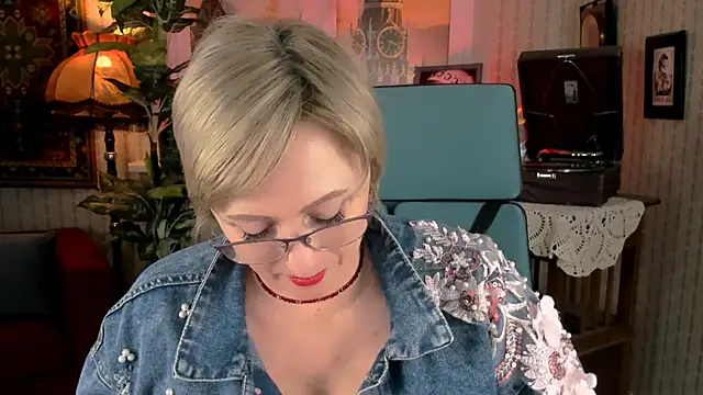 Snapshot of sugar_vivien chatting on 03.20.25 sugar vivien online show from 03.20.25