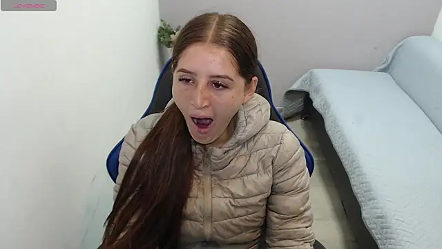 Snapshot of valerie_diaz1 chatting on 11.19.25 valerie diaz1 online show from 11.19.25