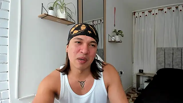 Snapshot of Valerioe chatting on 03.13.25 Valerioe online show from 03.13.25