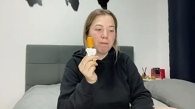 Embersweetbunny online show from 02.03.25