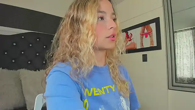 IssadoraJames online show from 10.04.25