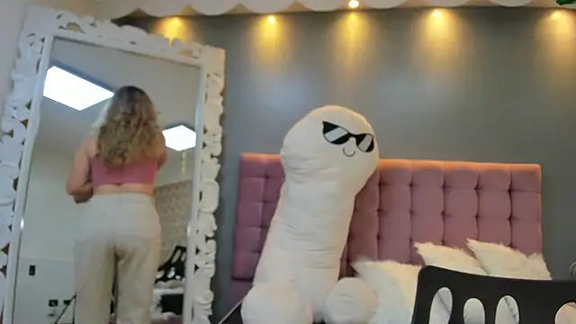 IssadoraJames online show from 10.05.25