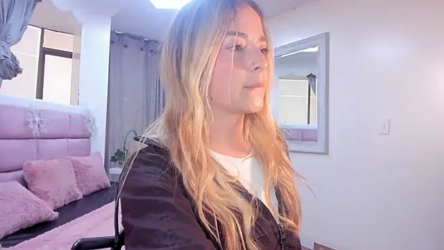 IssadoraJames online show from 12.04.25