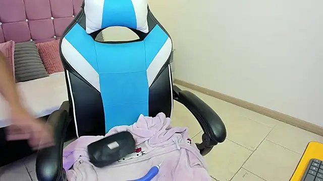 Lizzie Williams  online show from 02.12.26