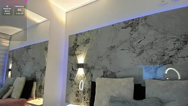 Snapshot of LIZ_HOLMES chatting on 11.18.25 LIZ HOLMES online show from 11.18.25