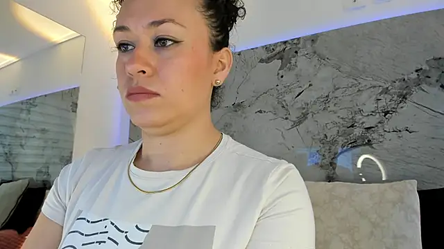 Snapshot of LIZ_HOLMES chatting on 11.21.25 LIZ HOLMES online show from 11.21.25