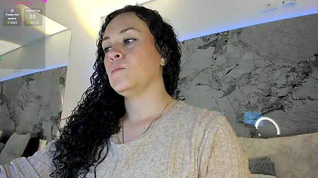 Snapshot of LIZ_HOLMES chatting on 11.25.25 LIZ HOLMES online show from 11.25.25