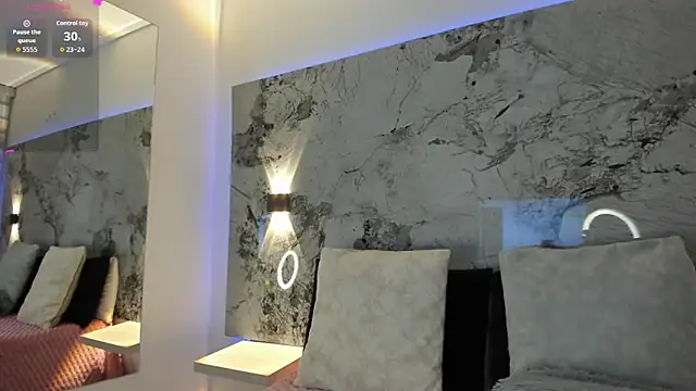 Snapshot of LIZ_HOLMES chatting on 11.28.25 LIZ HOLMES online show from 11.28.25