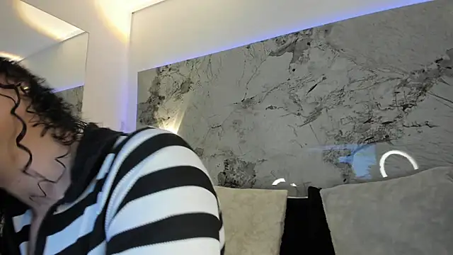 Snapshot of LIZ_HOLMES chatting on 12.01.25 LIZ HOLMES online show from 12.01.25