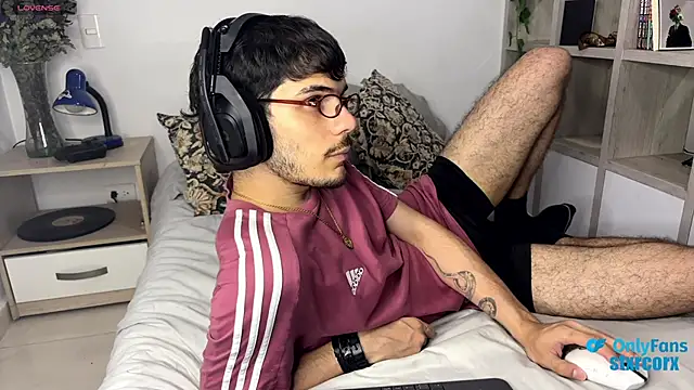 Snapshot of ilytheo chatting on 02.25.25 ilytheo online show from 02.25.25