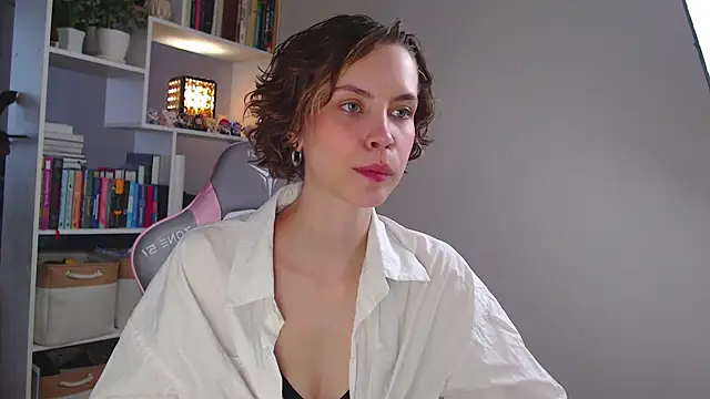 Snapshot of milly_ross chatting on 12.13.24 milly ross online show from 12.13.24