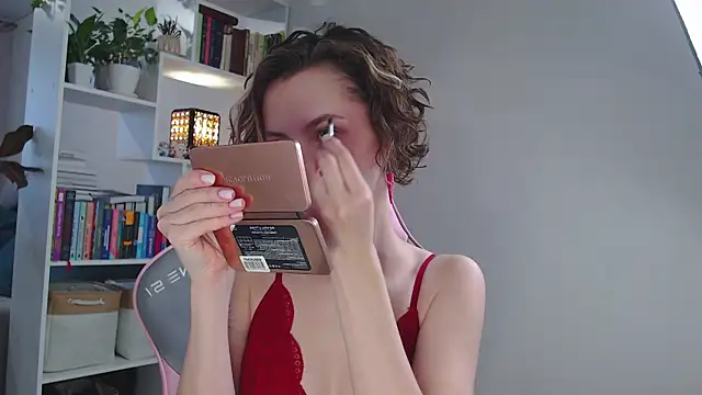 Snapshot of milly_ross chatting on 12.19.24 milly ross online show from 12.19.24