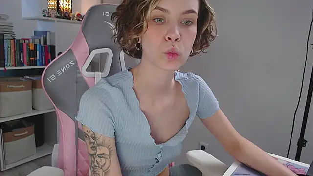 Snapshot of milly_ross chatting on 12.20.24 milly ross online show from 12.20.24