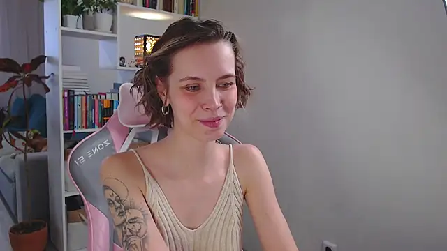 Snapshot of milly_ross chatting on 12.28.24 milly ross online show from 12.28.24