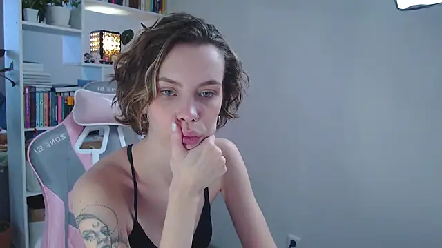 Snapshot of milly_ross chatting on 01.12.25 milly ross online show from 01.12.25