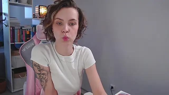 Snapshot of milly_ross chatting on 01.14.25 milly ross online show from 01.14.25