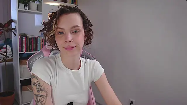 Snapshot of milly_ross chatting on 01.19.25 milly ross online show from 01.19.25