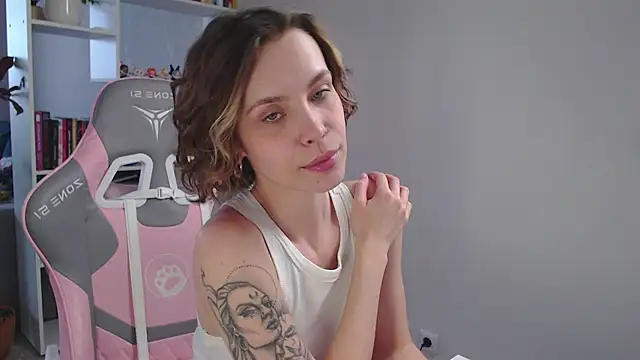 Snapshot of milly_ross chatting on 01.27.25 milly ross online show from 01.27.25