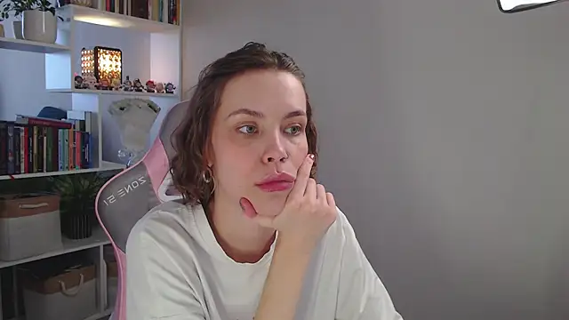 Snapshot of milly_ross chatting on 02.14.25 milly ross online show from 02.14.25