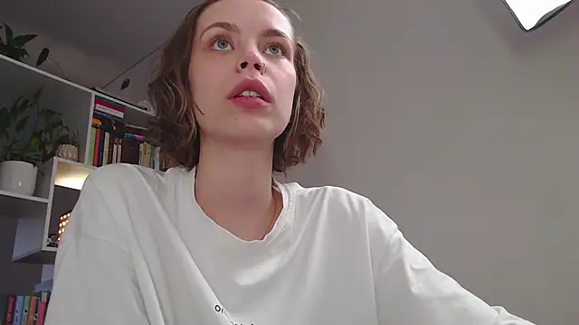 Snapshot of milly_ross chatting on 02.14.25 milly ross online show from 02.14.25