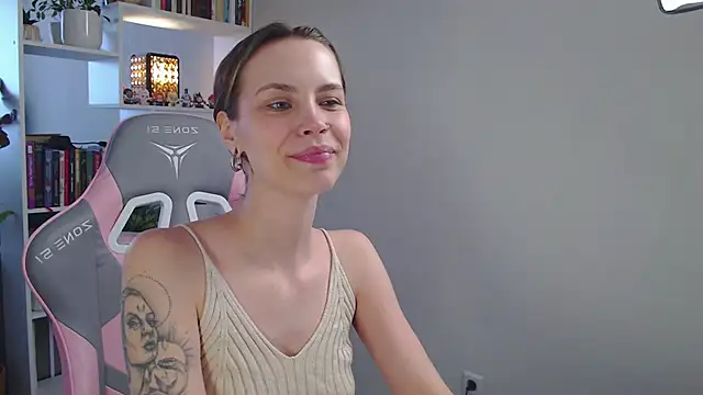 Snapshot of milly_ross chatting on 02.17.25 milly ross online show from 02.17.25