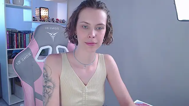 Snapshot of milly_ross chatting on 02.24.25 milly ross online show from 02.24.25