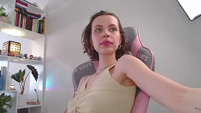 Snapshot of milly_ross chatting on 02.24.25 milly ross online show from 02.24.25