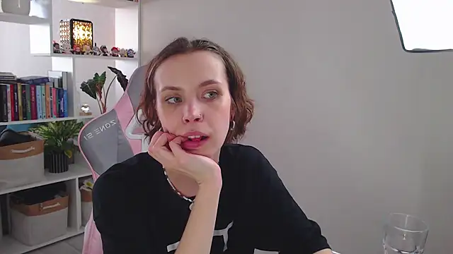 Snapshot of milly_ross chatting on 02.25.25 milly ross online show from 02.25.25