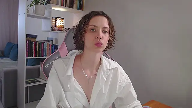 Snapshot of milly_ross chatting on 03.18.25 milly ross online show from 03.18.25