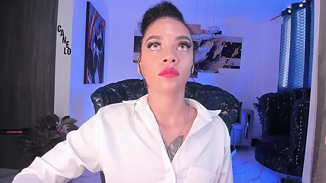 Snapshot of pretty_pettite chatting on 12.11.24 pretty pettite online show from 12.11.24