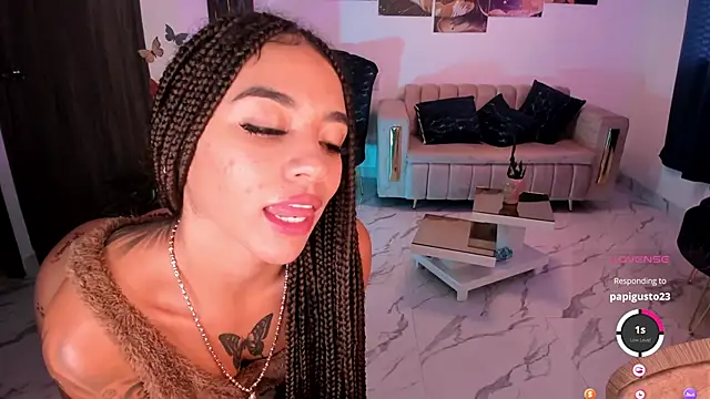 Snapshot of pretty_pettite chatting on 02.09.25 pretty pettite online show from 02.09.25