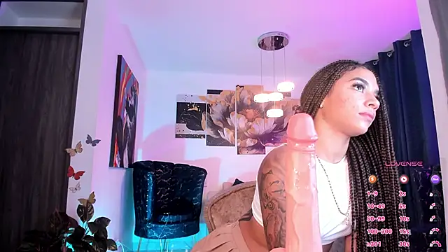 Snapshot of pretty_pettite chatting on 02.10.25 pretty pettite online show from 02.10.25