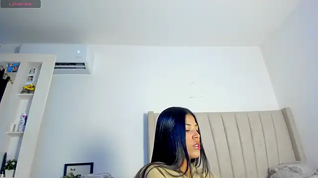 Snapshot of Mady-Edwards chatting on 11.27.25 Mady-Edwards online show from 11.27.25