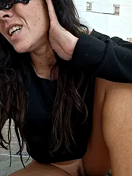 Snapshot of EmySkinny85 chatting on 11.24.25 EmySkinny85 online show from 11.24.25