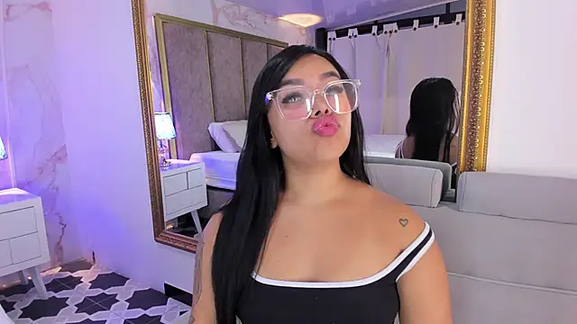 Snapshot of MarianaGarciaa__ chatting on 02.11.25 MarianaGarciaa online show from 02.11.25