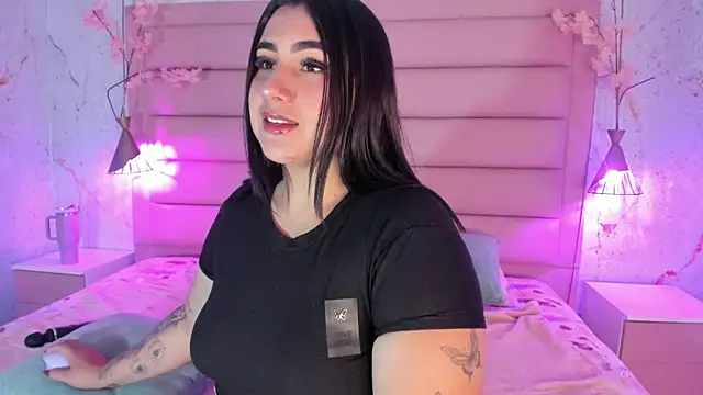 Snapshot of sabrinamilani chatting on 11.27.25 sabrinamilani online show from 11.27.25