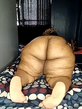 Snapshot of fatafricanqueen chatting on 01.05.25 fatafricanqueen online show from 01.05.25