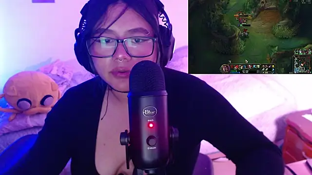 Snapshot of StephaniFox chatting on 12.16.24 StephaniFox online show from 12.16.24
