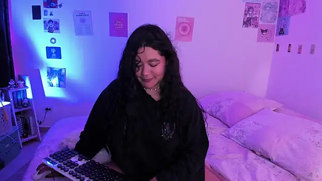 Snapshot of StephaniFox chatting on 12.20.24 StephaniFox online show from 12.20.24