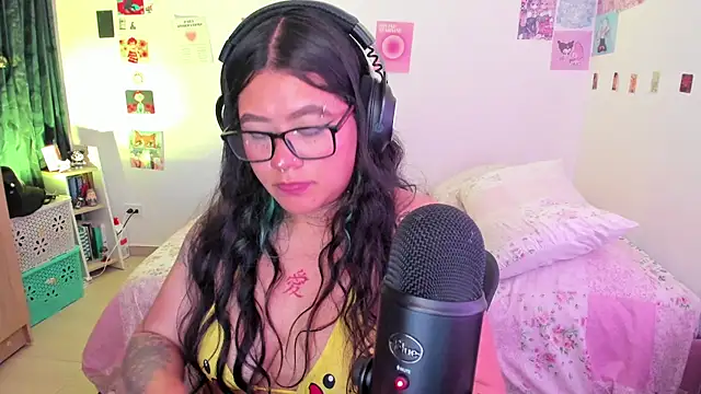 Snapshot of StephaniFox chatting on 12.26.24 StephaniFox online show from 12.26.24