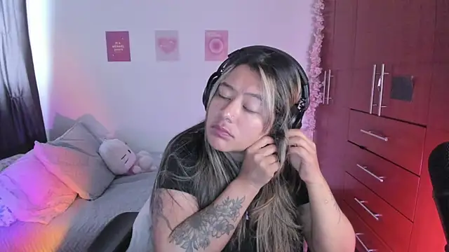 Snapshot of StephaniFox chatting on 09.21.25 StephaniFox online show from 09.21.25