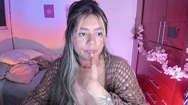 Snapshot of StephaniFox chatting on 10.01.25 StephaniFox online show from 10.01.25