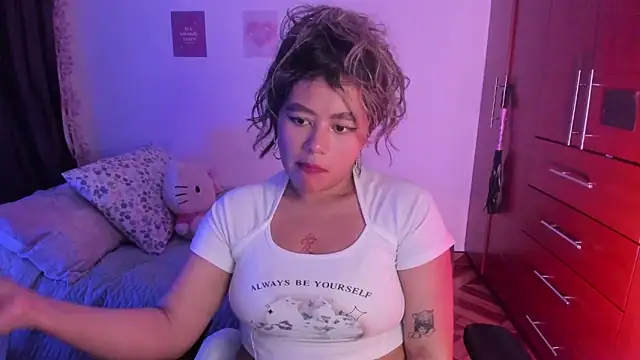 Snapshot of StephaniFox chatting on 10.13.25 StephaniFox online show from 10.13.25