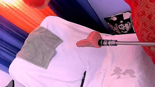 Snapshot of roberts_kloe chatting on 02.18.25 roberts kloe online show from 02.18.25