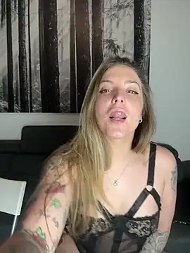Snapshot of LiliMorganxxx chatting on 04.23.26 LiliMorganxxx online show from 04.23.26