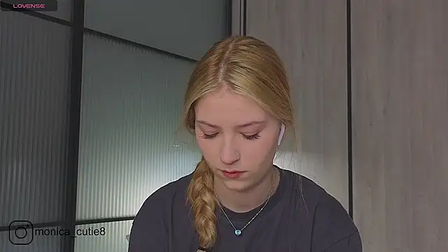 Snapshot of Monikacutie chatting on 03.03.25 Monikacutie online show from 03.03.25