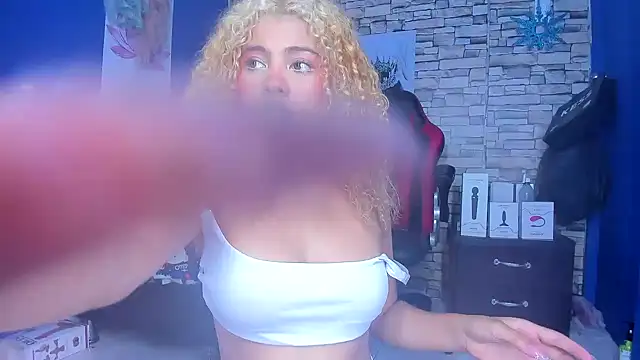 sofiacastillo01 online show from 03.17.25